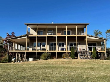 Pet Friendly Villa with Hot-tub in Gatlinburg, Tennessee - glamping.directory
