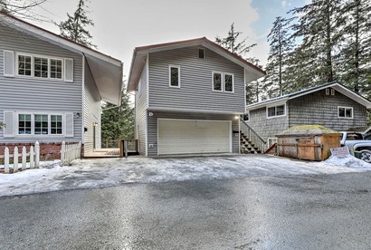 Scenic Dual-Retreat Vacation Home with Hot Tub & Mountain Views Near Trails in Juneau, Alaska - glamping.directory