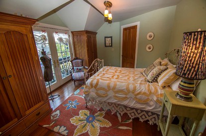 Gorgeous Historical Accommodation with Delicious Breakfast near Aurora, New York - Genoa, New York - glamping.directory