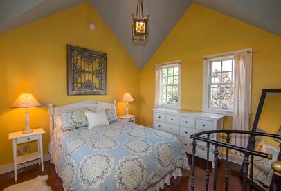 Gorgeous Historical Accommodation with Delicious Breakfast near Aurora, New York - Genoa, New York - glamping.directory