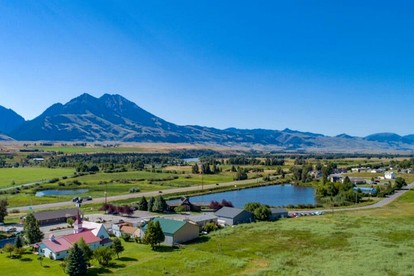 Charming Tiny Cabin near Chico Hot Springs for a Memorable Retreat in Emigrant, Montana - Emigrant, Montana - glamping.directory