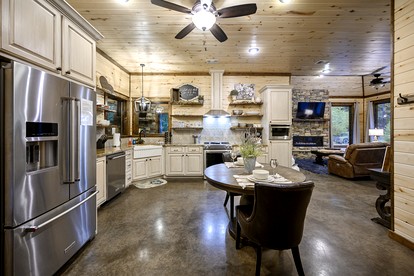 Luxury Couples Cabin with Private Hot Tub & Fireplace in Hochatown - Broken Bow, Oklahoma - glamping.directory