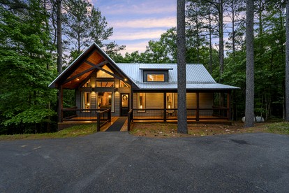 Luxury Couples Cabin with Private Hot Tub & Fireplace in Hochatown - glamping.directory