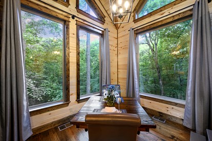 Luxury Couples Cabin with Private Hot Tub & Fireplace in Hochatown - Broken Bow, Oklahoma - glamping.directory