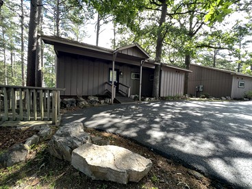 Incredible Cottage with Swimming Pool and Hot-tub on Lake Ouachita, Arkansas - glamping.directory