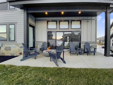 Elegant and Modern Getaway Cabin with Fire Pit near Jordanelle Reservoir and Skiing in Park City, Utah - glamping.directory