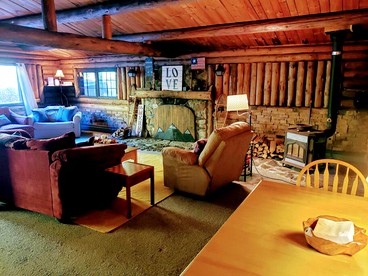 Celebrate Love: Pet-Friendly Romantic Log Cabin in Lisbon, NH - Lisbon, New Hampshire - glamping.directory