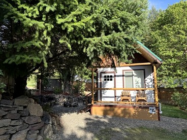 Idyllic Cabin for Group Getaway along the North Umpqua River, Oregon - Idleyld Park, Oregon - glamping.directory
