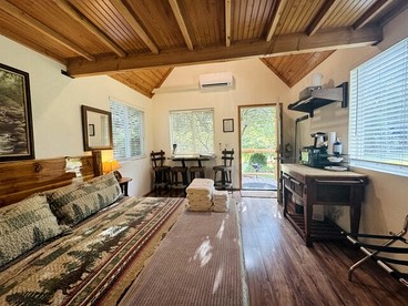 Idyllic Cabin for Group Getaway along the North Umpqua River, Oregon - Idleyld Park, Oregon - glamping.directory