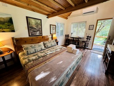 Idyllic Cabin for Group Getaway along the North Umpqua River, Oregon - Idleyld Park, Oregon - glamping.directory