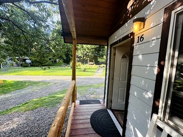 Idyllic Cabin for Group Getaway along the North Umpqua River, Oregon - Idleyld Park, Oregon - glamping.directory