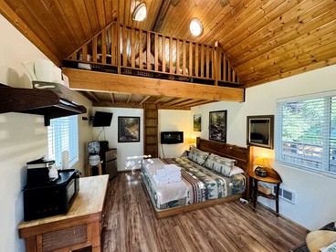 Idyllic Cabin for Group Getaway along the North Umpqua River, Oregon - Idleyld Park, Oregon - glamping.directory
