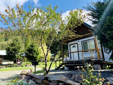 Idyllic Cabin for Group Getaway along the North Umpqua River, Oregon - glamping.directory