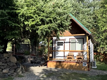Idyllic Cabin for Group Getaway along the North Umpqua River, Oregon - Idleyld Park, Oregon - glamping.directory