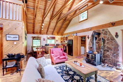 Warm & Inviting Cabin Retreat Perfect for Year-Round Escapes in Denver, New York - Denver, New York - glamping.directory