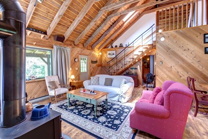 Warm & Inviting Cabin Retreat Perfect for Year-Round Escapes in Denver, New York - Denver, New York - glamping.directory