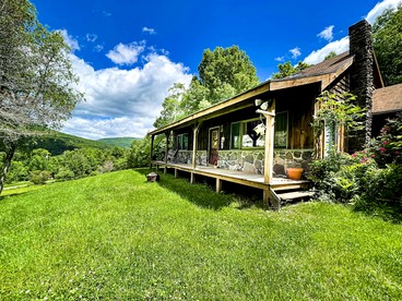 Warm & Inviting Cabin Retreat Perfect for Year-Round Escapes in Denver, New York - Denver, New York - glamping.directory