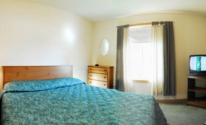 Spacious Cabin Rental with a Fireplace on Lake Delton, Wisconsin - Wisconsin Dells, Wisconsin - glamping.directory