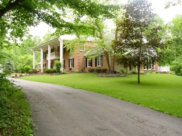 Spacious Secluded Vacation Rental For Twelve Guests in Middletown, Ohio - glamping.directory