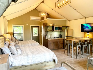Aquatic Glamping Vacation in Texas: Luxurious Tented Cabin by the Cibolo Creek near San Antonio - Marion, Texas - glamping.directory