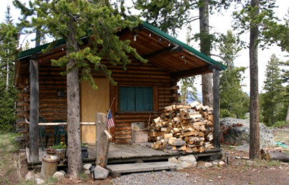 Vacation Rental with a Hot Tub in Gardiner, Montana - glamping.directory