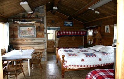 Vacation Rental with a Hot Tub in Gardiner, Montana - Gardiner, Montana - glamping.directory