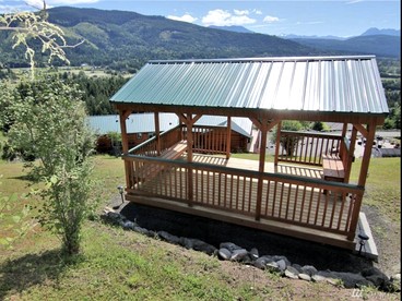 Cozy Secluded Log Cabin Retreat with Stunning Views, Luxury Comfort & Grill Deck in Sequim, Washington - Sequim, Washington - glamping.directory
