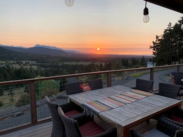 Cozy Secluded Log Cabin Retreat with Stunning Views, Luxury Comfort & Grill Deck in Sequim, Washington - Sequim, Washington - glamping.directory