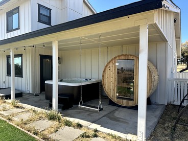 Heavenly Vacation Retreat with Sweeping Vineyard Views near Paso Robles Wineries in California - Paso Robles, California - glamping.directory