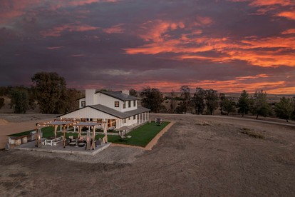 Heavenly Vacation Retreat with Sweeping Vineyard Views near Paso Robles Wineries in California - Paso Robles, California - glamping.directory