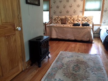Charming Vacation Room Rental on Idyllic Farm near Bethlehem, Pennsylvania - Cooksburg, Pennsylvania - glamping.directory