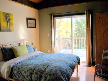 Secluded Two-Bedroom Cottage Rental with Hot Tub and Fireplace in Woodstock, New York - Saugerties, New York - glamping.directory