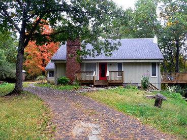 Secluded Two-Bedroom Cottage Rental with Hot Tub and Fireplace in Woodstock, New York - Saugerties, New York - glamping.directory