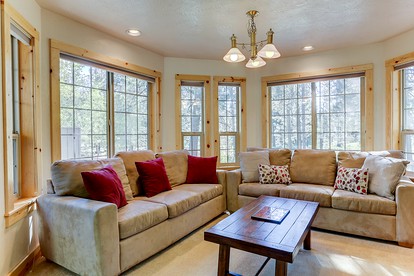 Peaceful Family Friendly Cabin with Private Hot Tub and Deck close to Fort Rock Park and Sunriver Marina, Oregon - Sunriver, Oregon - glamping.directory