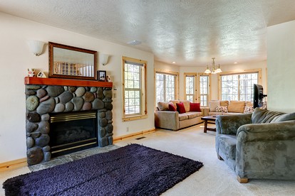 Peaceful Family Friendly Cabin with Private Hot Tub and Deck close to Fort Rock Park and Sunriver Marina, Oregon - Sunriver, Oregon - glamping.directory