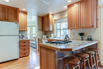 Peaceful Family Friendly Cabin with Private Hot Tub and Deck close to Fort Rock Park and Sunriver Marina, Oregon - Sunriver, Oregon - glamping.directory