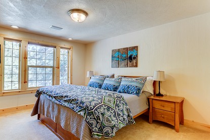 Peaceful Family Friendly Cabin with Private Hot Tub and Deck close to Fort Rock Park and Sunriver Marina, Oregon - Sunriver, Oregon - glamping.directory