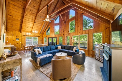 Lakefront Cabin with Hot-tub and Dock in Tennessee - Speedwell, Tennessee - glamping.directory