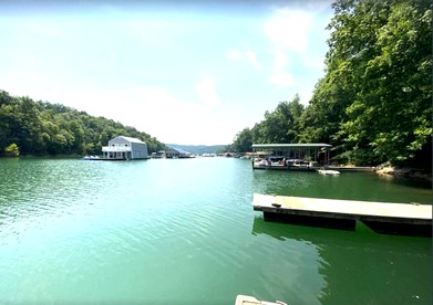 Lakefront Cabin with Hot-tub and Dock in Tennessee - Speedwell, Tennessee - glamping.directory