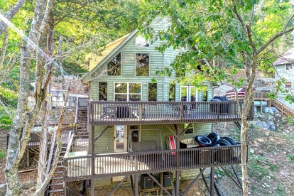 Lakefront Cabin with Hot-tub and Dock in Tennessee - glamping.directory