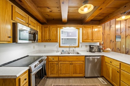 Lakefront Cabin with Hot-tub and Dock in Tennessee - Speedwell, Tennessee - glamping.directory