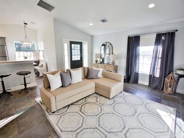 Idyllic Waterfront Rental with Shared Pool Access in Jupiter, Florida - Jupiter, Florida - glamping.directory