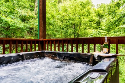 Impressive Secluded Cabin with Hot-tub and Foosball in Pigeon Forge, Tennessee - Pigeon Forge, Tennessee - glamping.directory