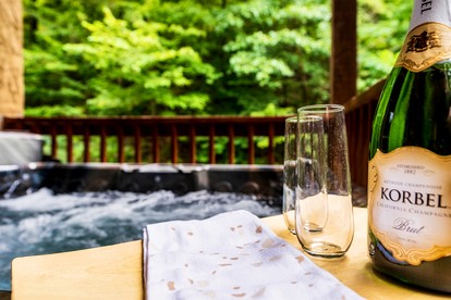 Impressive Secluded Cabin with Hot-tub and Foosball in Pigeon Forge, Tennessee - Pigeon Forge, Tennessee - glamping.directory