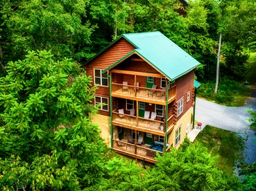 Impressive Secluded Cabin with Hot-tub and Foosball in Pigeon Forge, Tennessee - glamping.directory