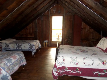 Rustic Family Cabin Rental with Nature Trails near Sturbridge, Massachusetts - Warren, Massachusetts - glamping.directory