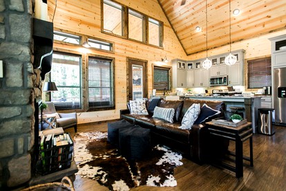 Luxury Cabin Accommodation with a Hot Tub near Broken Bow in Oklahoma - Hochatown, Oklahoma - glamping.directory