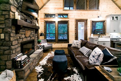 Luxury Cabin Accommodation with a Hot Tub near Broken Bow in Oklahoma - Hochatown, Oklahoma - glamping.directory