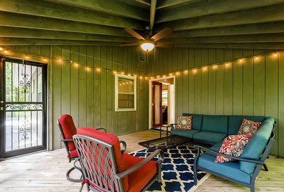 Cozy Colorful Cabin with Hot Tub and Screened-In Porch Close to Many Local Favorites in Berkeley Springs, WV - Berkeley Springs , West Virginia - glamping.directory