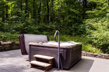 Cozy Colorful Cabin with Hot Tub and Screened-In Porch Close to Many Local Favorites in Berkeley Springs, WV - Berkeley Springs , West Virginia - glamping.directory